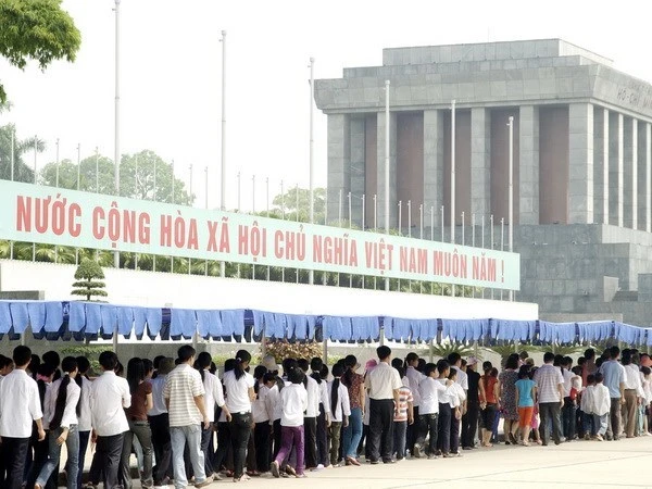 Xếp hàng vào viếng Lăng Bác.