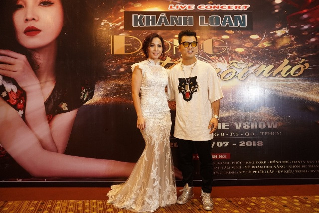 Ca sĩ Khánh Loan và ca sĩ Ưng Hoàng Phúc tại buổi giới thiệu về live concert "Đong đầy nỗi nhớ"