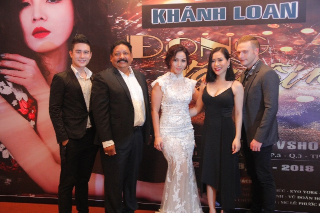 Khánh Loan cùng một số người bạn tại buổi ra mắt live concert "Đong đầy nỗi nhớ"