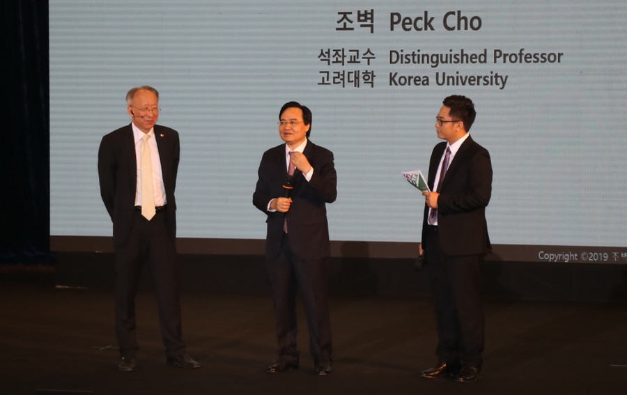 Bộ trưởng Phùng Xuân Nhạ trình bày ý kiến tại buổi tọa đàm