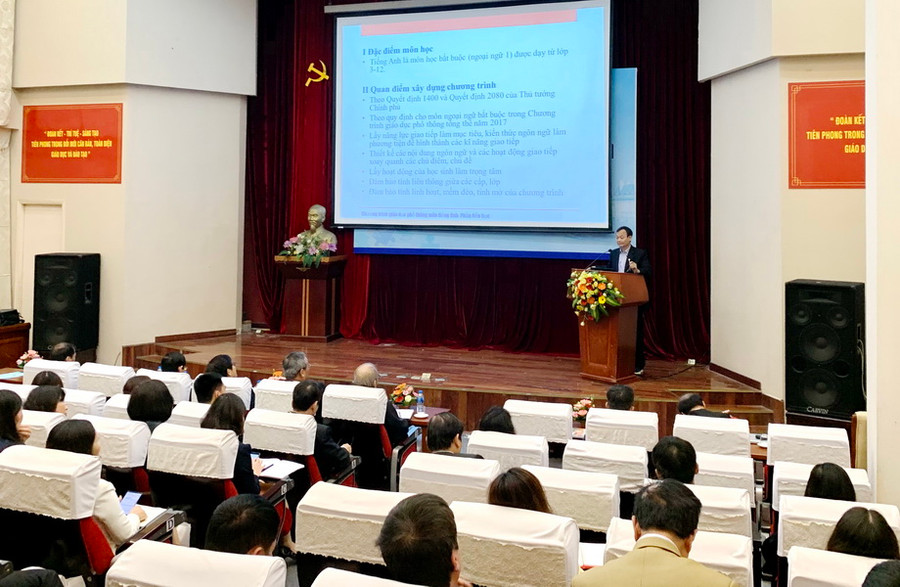 GSTS Hoàng Văn Vân trình bày tham luận tại hội thảo.