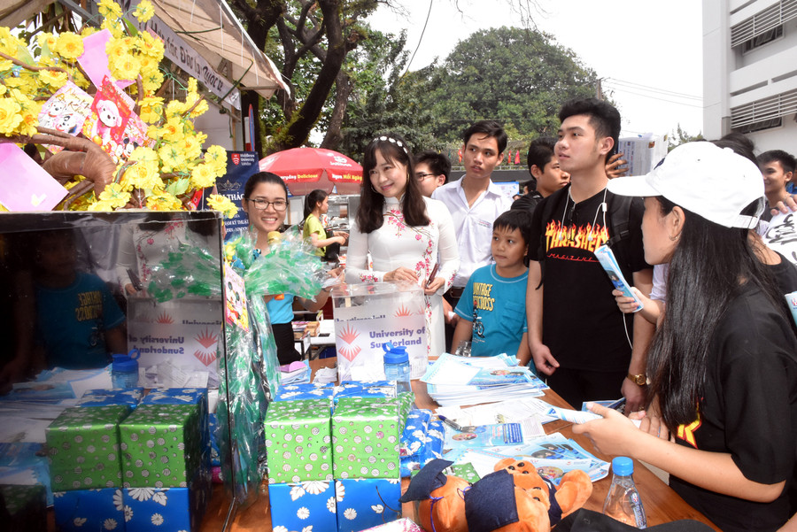 Nhiều HS thú vị với thông tin tuyển sinh và phần quà tặng của Trung tâm Hợp tác đào tạo quốc tế - HCMUTE Nhiều HS thú vị với thông tin tuyển sinh và phần quà tặng của Trung tâm Hợp tác đào tạo quốc tế - HCMUTE