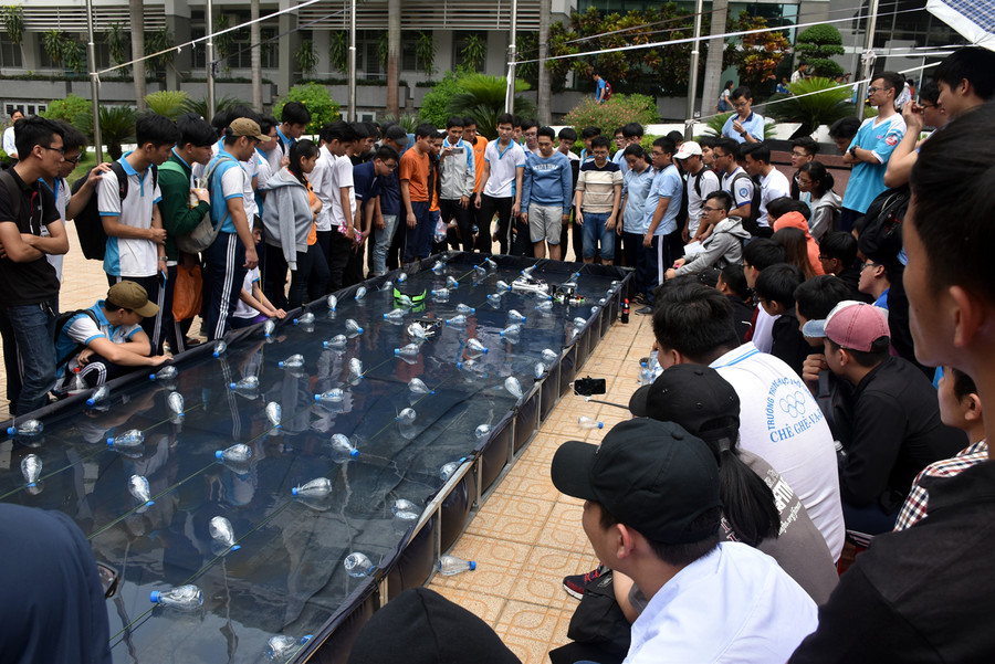 Đông đào HS hào hứng với cuộc thi Đua thuyền lập trình Arduino bằng năng lượng mặt trời Đông đào HS hào hứng với cuộc thi Đua thuyền lập trình Arduino bằng năng lượng mặt trời