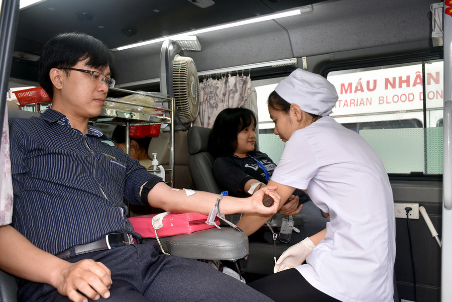 TS Nguyễn Trương Khang - một trong những giảng viên thường xuyên tham gia chương trình hiến máu nhân đạo của trường TS Nguyễn Trương Khang - một trong những giảng viên thường xuyên tham gia chương trình hiến máu nhân đạo của trường