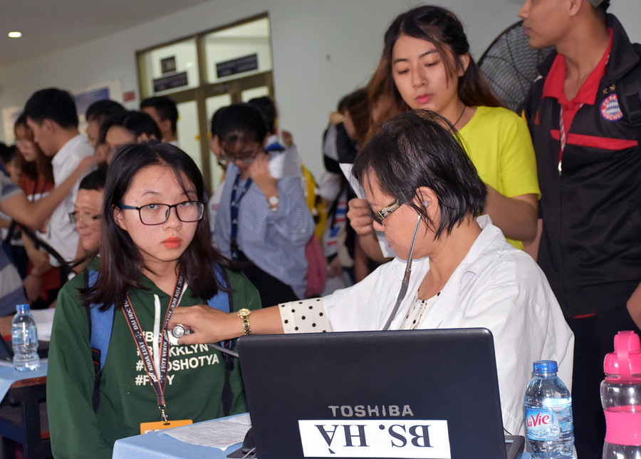 Các bác sĩ của Trung tâm Hiến máu nhân đạo TPHCM đang kiểm tra sức khỏe SV trước khi hiến máu Các bác sĩ của Trung tâm Hiến máu nhân đạo TPHCM đang kiểm tra sức khỏe SV trước khi hiến máu