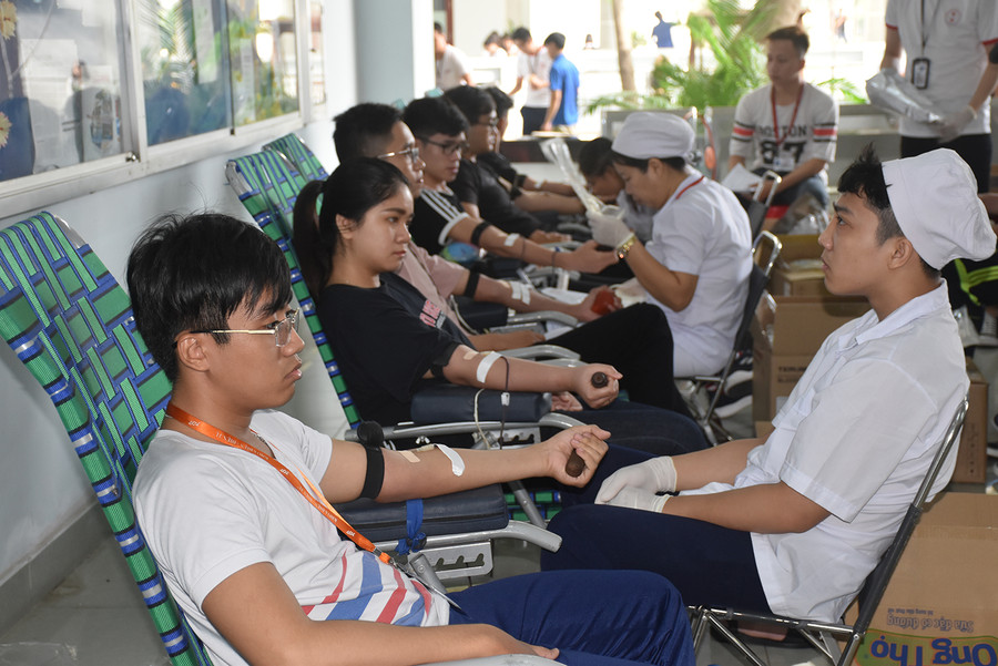 Các SV đang thực hiện việc lấy máu Các SV đang thực hiện việc lấy máu