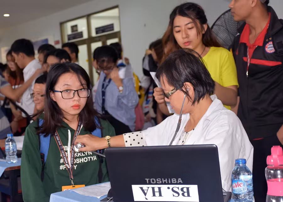 Các bác sĩ của Trung tâm Hiến máu nhân đạo TPHCM đang kiểm tra sức khỏe SV trước khi hiến máu