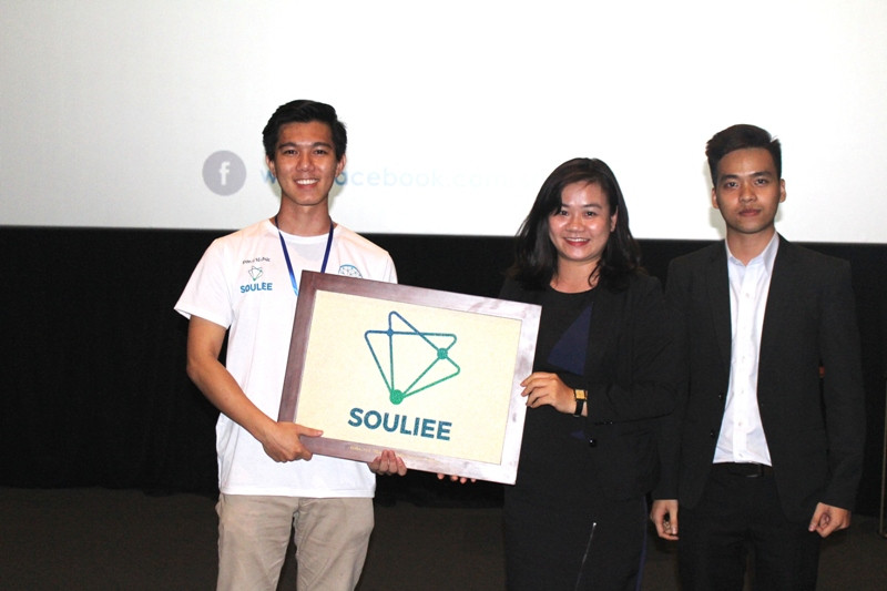 Bà Lê Linh Giang - Đại diện chương trình Swiss Innovation Challenge Vietnam 2017 trao quà cho Souliee