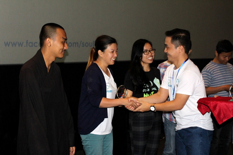 Souliee trao kỷ niệm chương cho các đại diện của 10 tổ chức thiện nguyện đồng hành cùng “Việc tốt lan tỏa 2018”