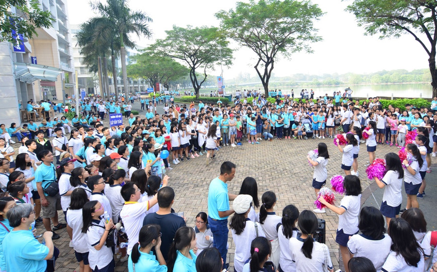 Tiết mục nhảy cổ động của học sinh Trường THCS - THPT Đinh Thiện Lý thu hút đoàn người đi bộ từ thiện Tiết mục nhảy cổ động của học sinh Trường THCS - THPT Đinh Thiện Lý thu hút đoàn người đi bộ từ thiện