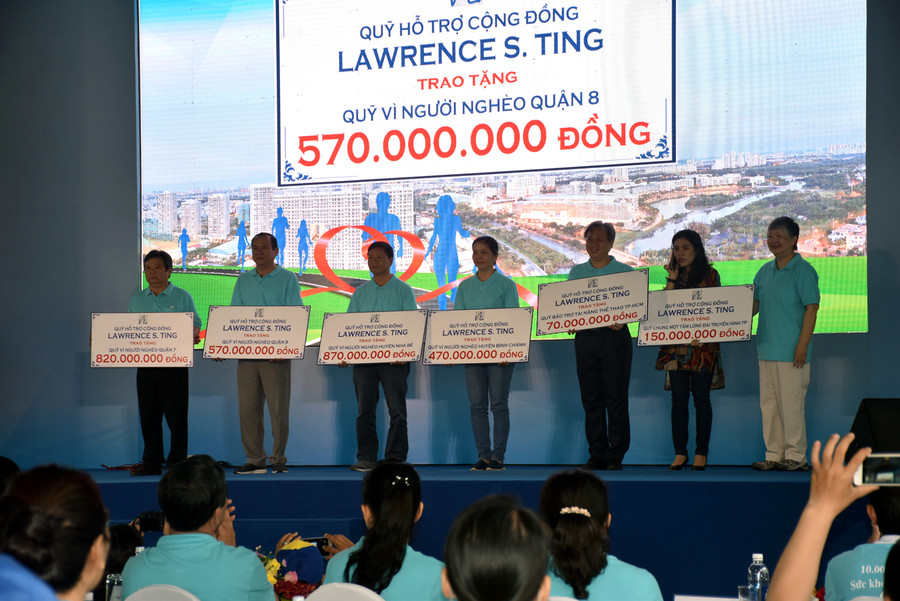 Bà Ting Fei Tsong Ching, Chủ tịch Ủy ban điều hành Quỹ Lawrence S. Ting - trao số tiền tượng trung cho đại diện các đơn vị Bà Ting Fei Tsong Ching, Chủ tịch Ủy ban điều hành Quỹ Lawrence S. Ting - trao số tiền tượng trung cho đại diện các đơn vị