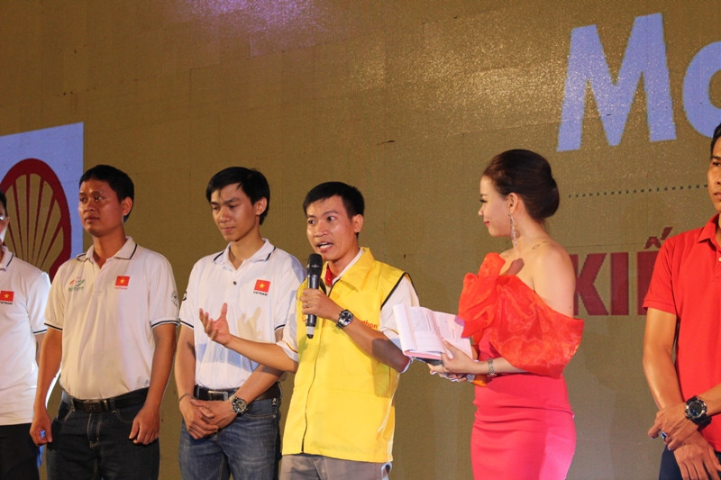 Anh Trần Trọng Quảng (áo vàng), cựu sinh viên HCMUTE tham gia cuộc thi SEMA trước đây và hiện là chuyên gia kỹ thuật của Shell Việt Nam chia sẻ kinh nghiệm thi đấu quốc tế cho các đội