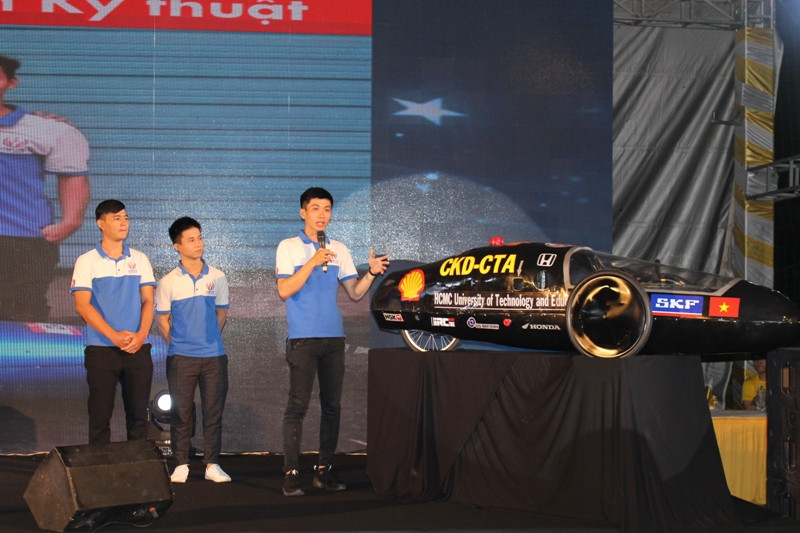 Đội CKD-CTA một trong các đội đại diện Việt Nam tham dự cuộc đua Shell Eco-marathon 2018 trình bày về mẫu xe của mình