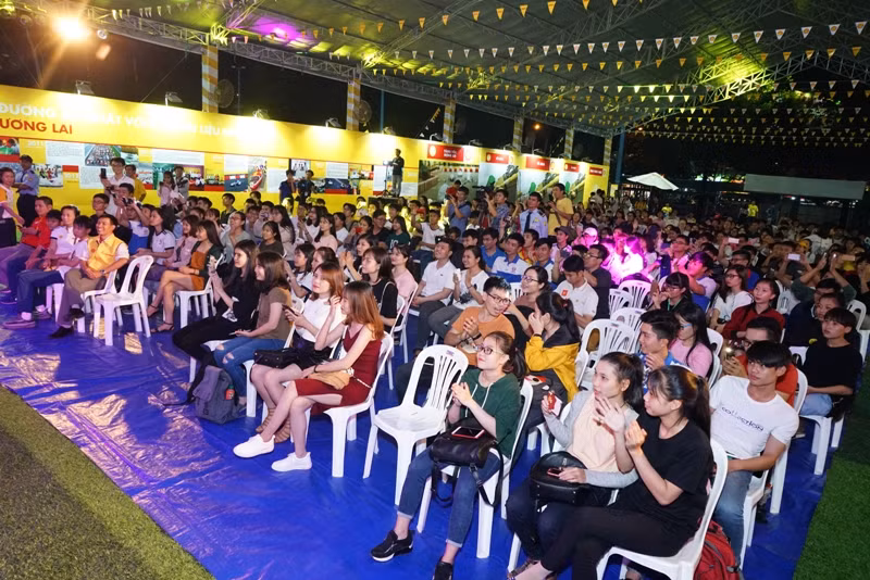 Ngày hội “Make the future” đã thu hút rất đông đảo sinh viên tham gia Ngày hội “Make the future” đã thu hút rất đông đảo sinh viên tham gia