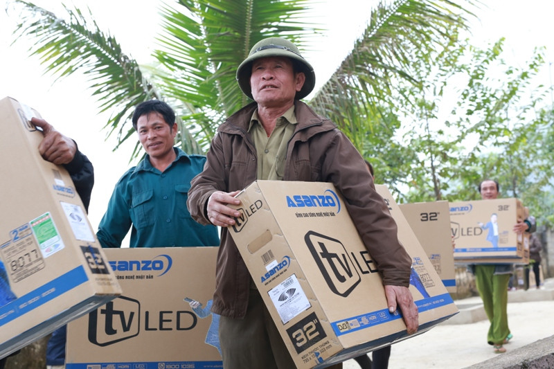 Người dân quê hương thủ thành Bùi Tiến Dũng phấn khởi nhận Tivi của nhà tài trợ Asanzo