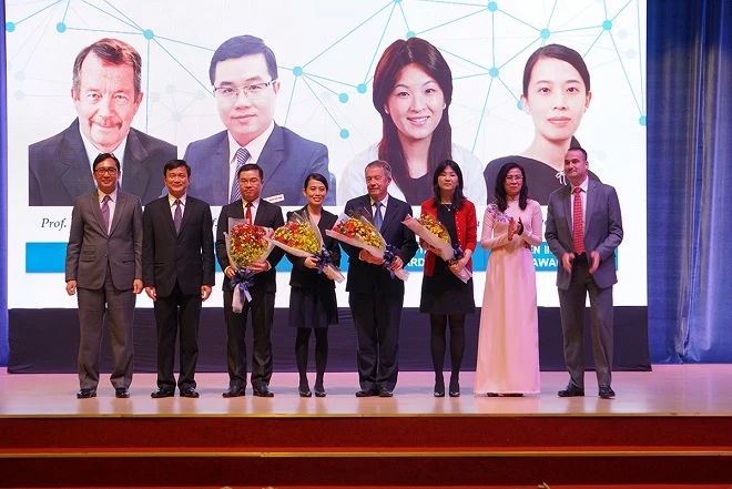 Đại diện UBND TPHCM và TDTU tuyên dương các nhà khoa học nhận giải thưởng TDTU Prize