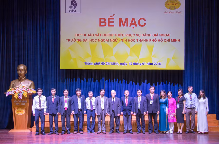 Đoàn ĐGN chụp ảnh lưu niệm cùng đại diện nhà trường