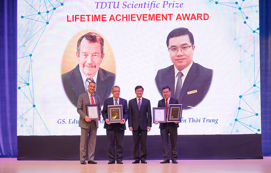 GS Lê Vinh Danh - Hiệu trưởng TDTU trao Giải thành tựu trọn đời cho TS Edward A. Mcbean và TS Nguyễn Thời Trung