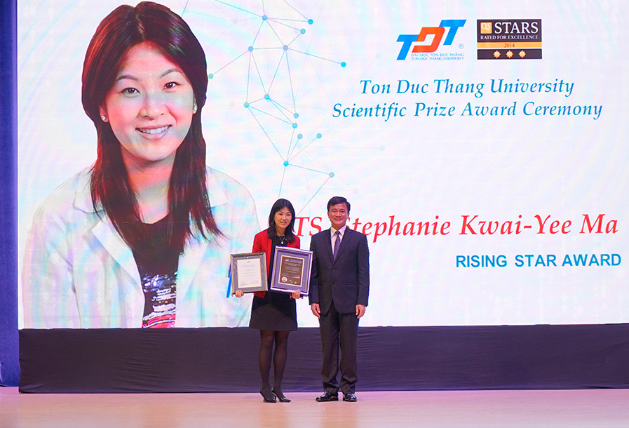 GS Lê Vinh Danh - Hiệu trưởng TDTU trao giải Ngôi sao đang lên cho TS Stephanie Kwai- Yee Ma
