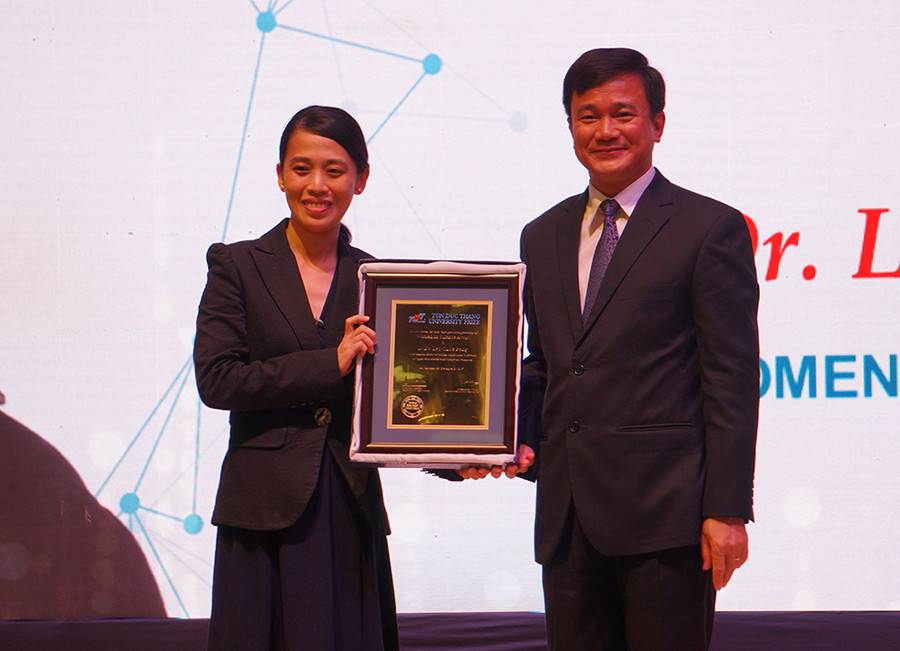 GS Lê Vinh Danh - Hiệu trưởng TDTU trao giải Phụ nữ nghiên cứu khoa học cho TS Leo Choe Peng