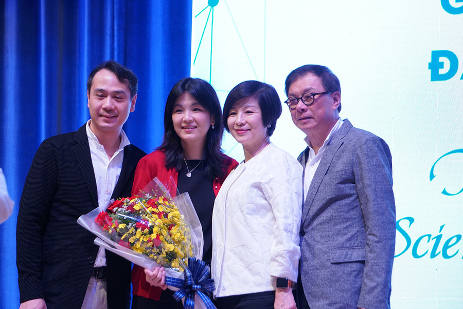 Người thân chia sẻ niềm vui cùng TS Stephanie Kwai- Yee Ma