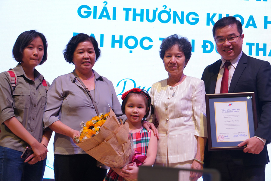 Người thân chia sẻ niềm vui cùng TS Nguyễn Thời Trung