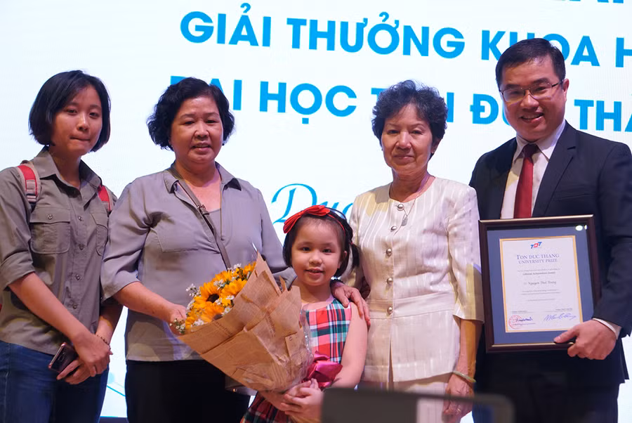 Người thân chia sẻ niềm vui cùng TS Nguyễn Thời Trung