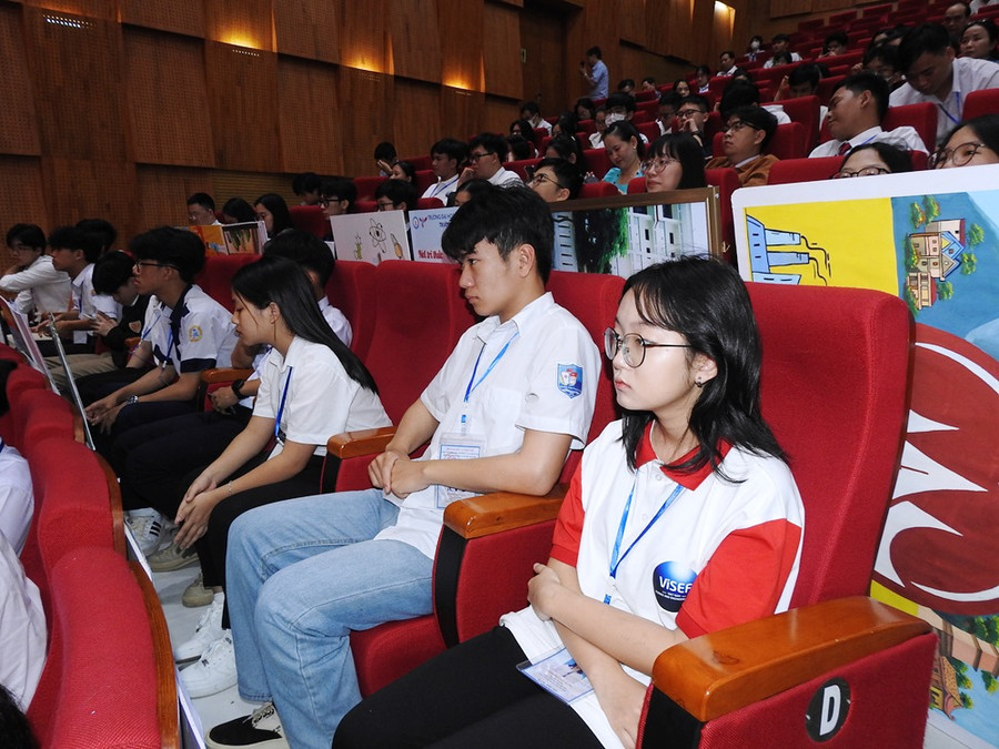 Cuộc thi năm nay có 143 dự án của 272 học sinh (48 học sinh THCS và 224 học sinh THPT).