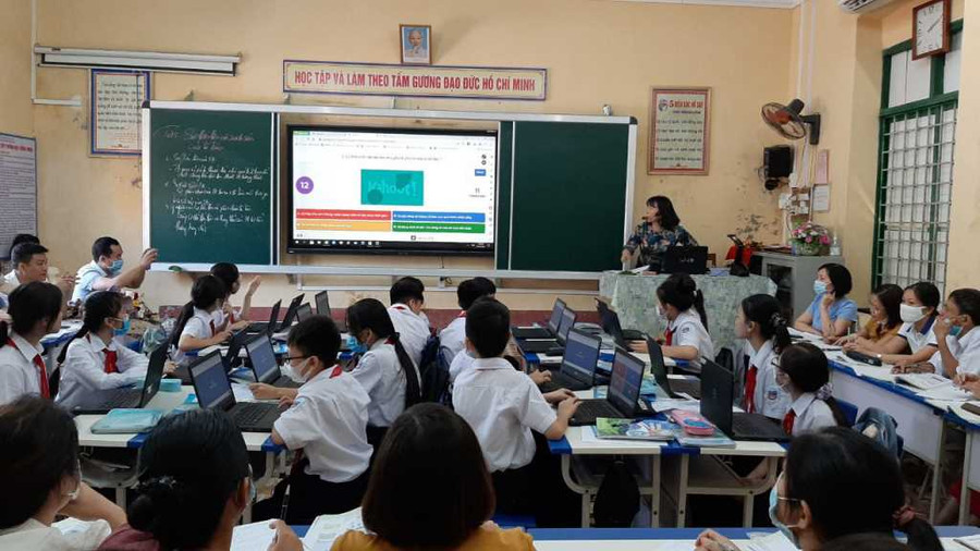 Tiết học trong phòng học thông minh của cô và trò Trường THCS Trần Hưng Đạo (TX Quảng Yên). Tiết học trong phòng học thông minh của cô và trò Trường THCS Trần Hưng Đạo (TX Quảng Yên).