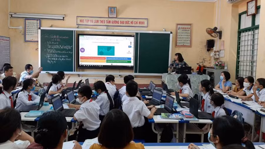Tiết học trong phòng học thông minh của cô và trò Trường THCS Trần Hưng Đạo (TX Quảng Yên).