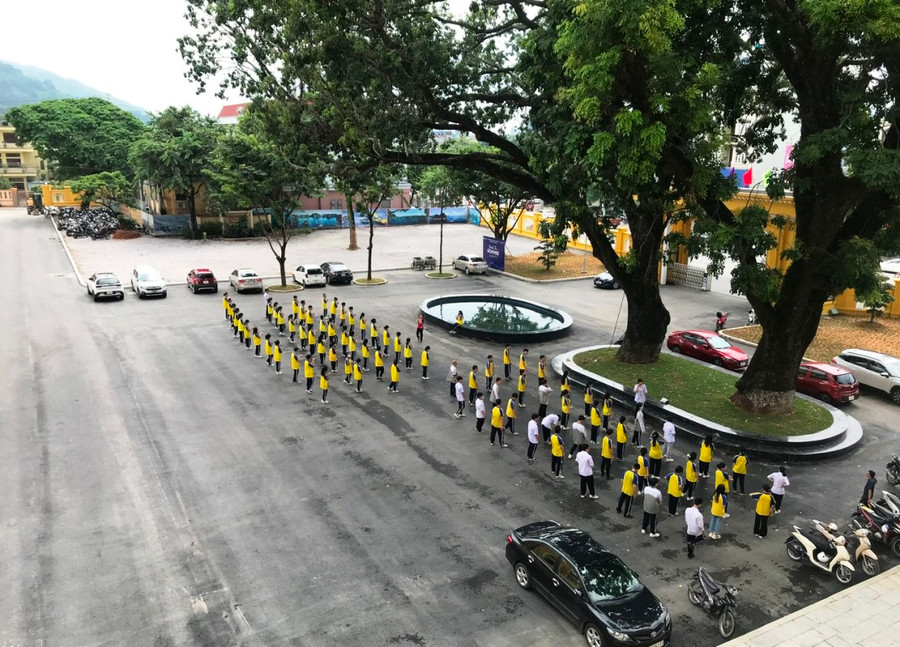 Sân trường rộng rãi với những cây cổ thụ nhiều năm tuổi. Sân trường rộng rãi với những cây cổ thụ nhiều năm tuổi.