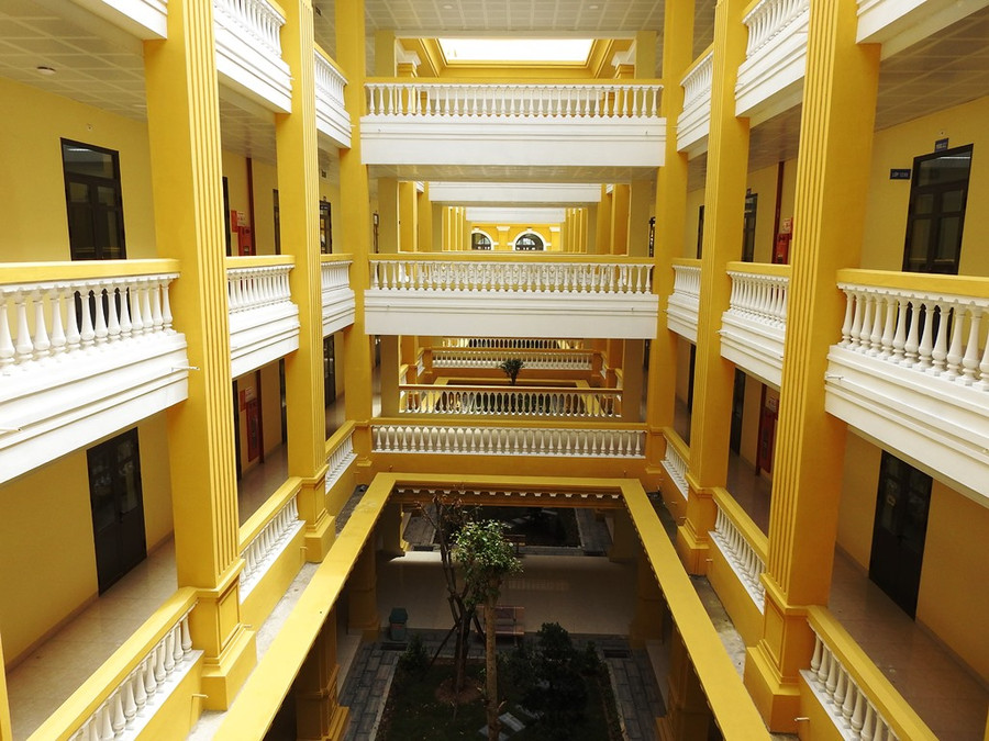 Trường được xây hiện đại. Khu phòng học chính 4 tầng với 36 phòng. Năm học 2022-2023 vừa qua, trường tiếp tục đạt được những kết quả đáng tự hào. Chất lượng học sinh giỏi toàn diện của trường nâng lên rõ rệt với 55 giải học sinh giỏi cấp tỉnh; 117 giải học sinh giỏi cấp trường; có các học sinh đạt giải Ba cuộc thi khoa học kỹ thuật cấp quốc gia, đạt 2 giải khuyến khích Cuộc thi Đại sứ văn hóa đọc cấp quốc gia. Tỷ lệ đỗ tốt nghiệp THPT đạt 100%, điểm trung bình các môn đạt 7,09 đứng thứ 3 toàn tỉnh khối không chuyên. Trường được xây hiện đại. Khu phòng học chính 4 tầng với 36 phòng. Năm học 2022-2023 vừa qua, trường tiếp tục đạt được những kết quả đáng tự hào. Chất lượng học sinh giỏi toàn diện của trường nâng lên rõ rệt với 55 giải học sinh giỏi cấp tỉnh; 117 giải học sinh giỏi cấp trường; có các học sinh đạt giải Ba cuộc thi khoa học kỹ thuật cấp quốc gia, đạt 2 giải khuyến khích Cuộc thi Đại sứ văn hóa đọc cấp quốc gia. Tỷ lệ đỗ tốt nghiệp THPT đạt 100%, điểm trung bình các môn đạt 7,09 đứng thứ 3 toàn tỉnh khối không chuyên.