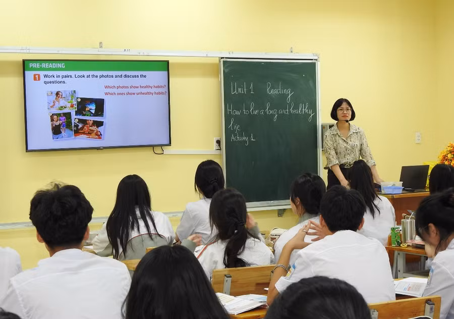 Cô trò Trường THPT Cẩm Phả những ngày đầu năm học mới.