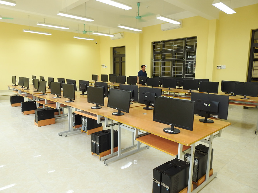 Phòng học Tin học được lắp đặt máy tính mới. Phòng học Tin học được lắp đặt máy tính mới.