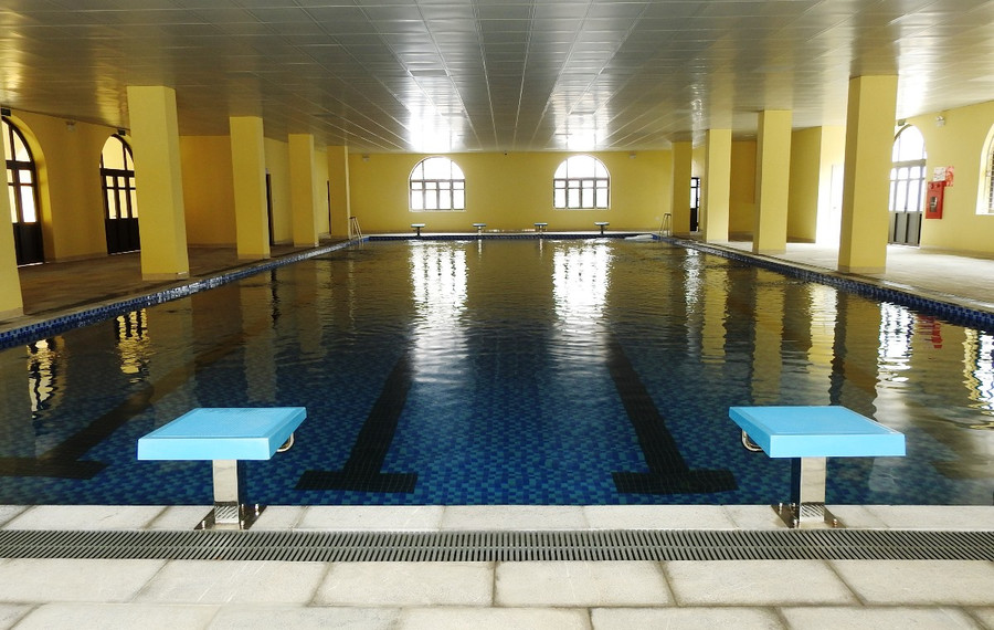 Bể bơi 4 mùa của trường. Bể bơi 4 mùa của trường.