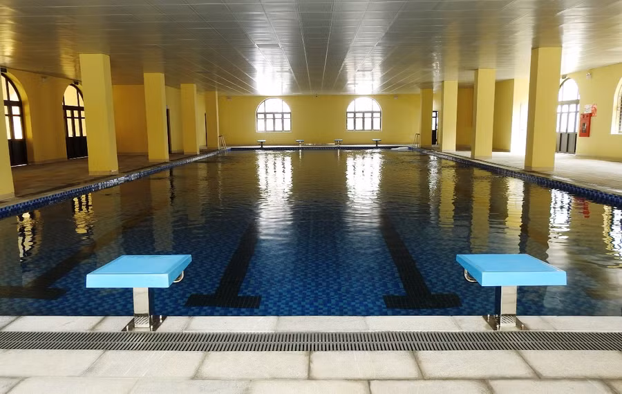 Bể bơi 4 mùa của trường.