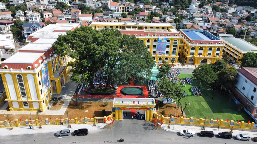 Trường THPT Cẩm Phả được mở rộng, xây mới trên nền đất cũ. Trường THPT Cẩm Phả tiền thân là Trường cấp II – III Cẩm Phả được thành lập năm 1956. Trải qua gần 70 năm xây dựng và trưởng thành, Trường đã đào tạo được hơn 40.000 học sinh có đủ phẩm chất, đạo đức, tài năng, là những công dân tốt phục vụ cho đất nước. Thế hệ học sinh học tập dưới mái Trường THPT Cẩm Phả có nhiều người trưởng thành là những cán bộ trong lực lượng vũ trang, cán bộ cao cấp, cán bộ khoa học, văn nghệ sĩ thành danh, những nhà quản lý, lao động giỏi...