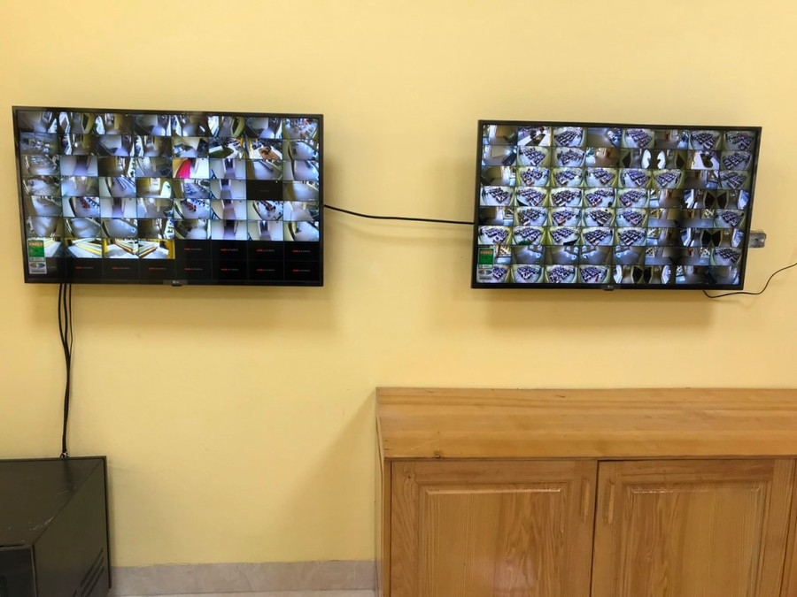 Từ phòng hiệu trưởng có thể quan sát được tất cả các hoạt động ở trường thông qua hệ thống camera. Từ phòng hiệu trưởng có thể quan sát được tất cả các hoạt động ở trường thông qua hệ thống camera.