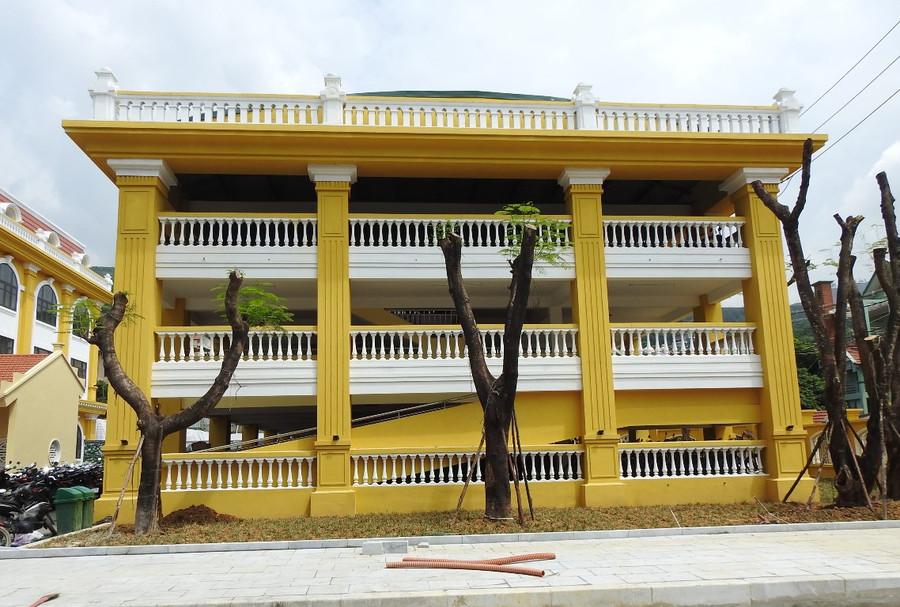 Khu nhà để xe được thiết kế 3 tầng, hiện đại. Khu nhà để xe được thiết kế 3 tầng, hiện đại.