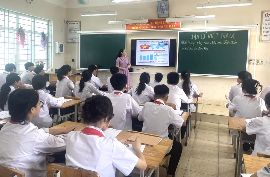 Giờ học về Địa lý trực quan, tương tác giữa giáo viên và học sinh tại Trường THCS Ngô Quyền (TP Cẩm Phả).
