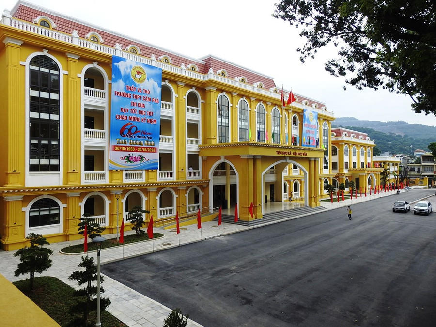 Nhà trường đã được Đảng, Nhà nước tặng thưởng nhiều danh hiệu và phần thưởng cao quý: Huân chương Lao động hạng Ba năm 1979, Huân chương Lao động hạng Nhì năm 1989 và Huân chương Lao động hạng Nhất năm 1995; Huân chương Độc lập hạng Ba năm 2005; Danh hiệu Anh hùng Lao động năm 2015 và Huân chương Độc lập hạng Nhì năm 2019. Nhà trường đã được Đảng, Nhà nước tặng thưởng nhiều danh hiệu và phần thưởng cao quý: Huân chương Lao động hạng Ba năm 1979, Huân chương Lao động hạng Nhì năm 1989 và Huân chương Lao động hạng Nhất năm 1995; Huân chương Độc lập hạng Ba năm 2005; Danh hiệu Anh hùng Lao động năm 2015 và Huân chương Độc lập hạng Nhì năm 2019.