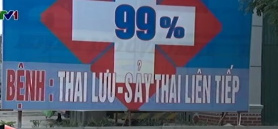 Học sinh khám bệnh bảo hiểm y tế ở... bệnh viện Phụ sản