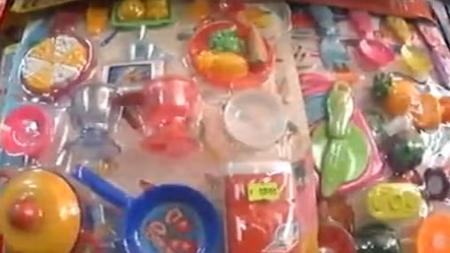 Nguy cơ độc hại tiềm ẩn trong đồ chơi trẻ em không rõ nguồn gốc