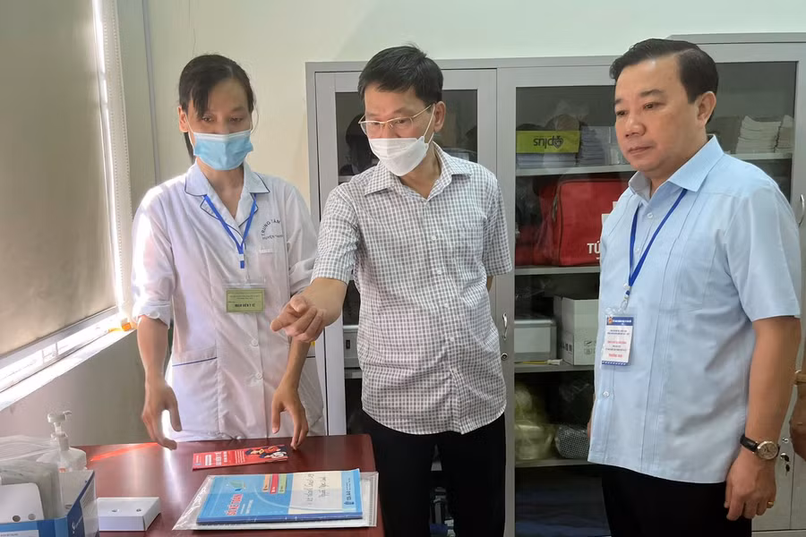 Phó Chủ tịch UBND TP Hà Nội Chử Xuân Dũng kiểm tra phòng y tế tại Điểm thi Trường THPT Đông Mỹ (huyện Thanh Trì).