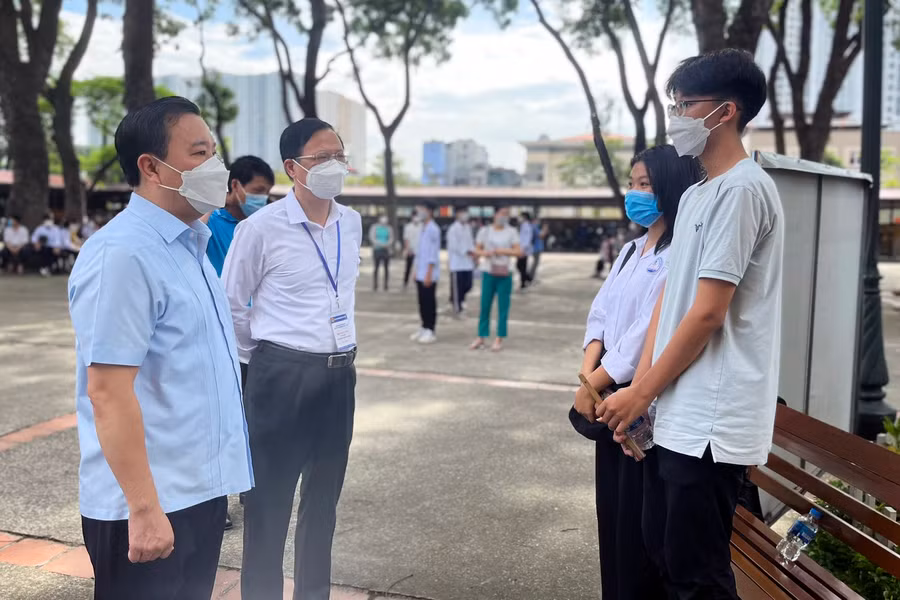 Phó Chủ tịch UBND TP Hà Nội Chử Xuân Dũng trò chuyện với thí sinh tại điểm thi Trường THPT Việt Nam Nam - Ba Lan (quận Hoàng Mai).