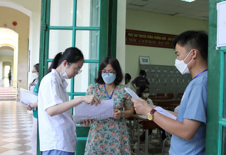 Thí sinh bước vào phòng thi.
