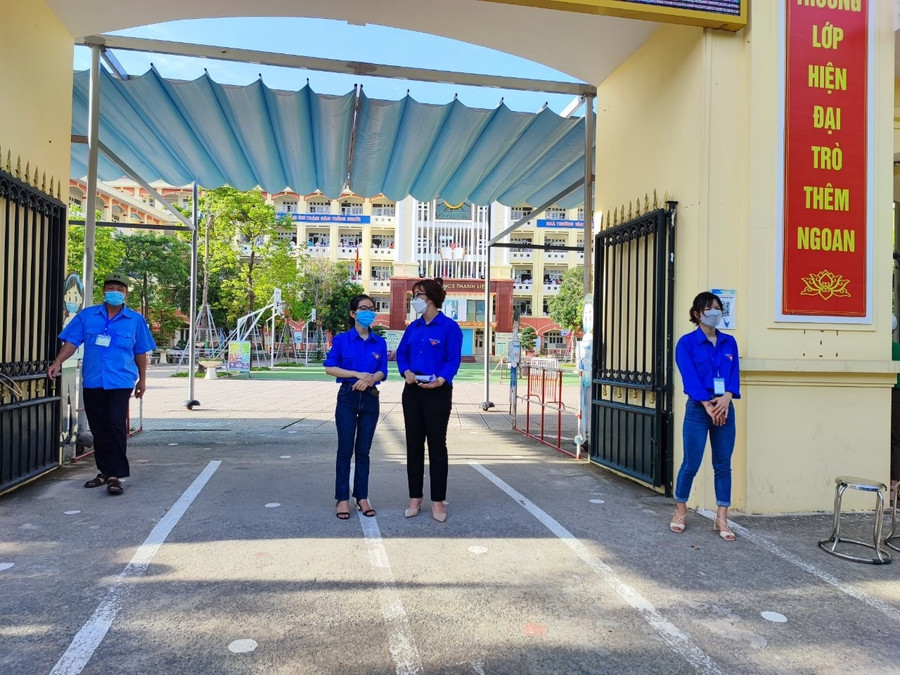 Thầy cô túc trực trước cổng trường hỗ trợ sĩ tử Thầy cô túc trực trước cổng trường hỗ trợ sĩ tử