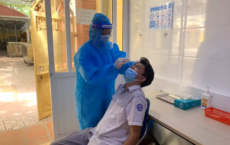 Thí sinh có biểu hiện sốt, mệt được chăm sóc y tế và test Covid-19 tại điểm thi Trường THCS Hoàng Liệt (quận Hoàng Mai).