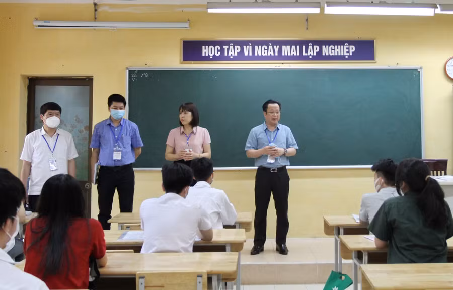 Giám đốc Sở GD&amp;ĐT Hà Nội Trần Thế Cương động viên các thí sinh trước kỳ thi