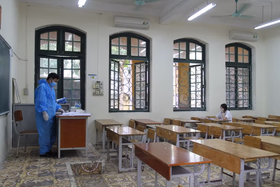 Phòng thi dành cho thí sinh F0 tại Trường THPT Chu Văn An (quận Tây Hồ).